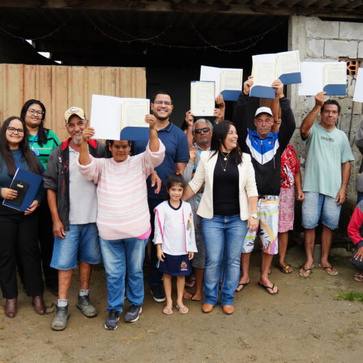 Prefeitura de Caraguatatuba entrega títulos de regularização fundiária no núcleo Fragoso, no Rio Marinas