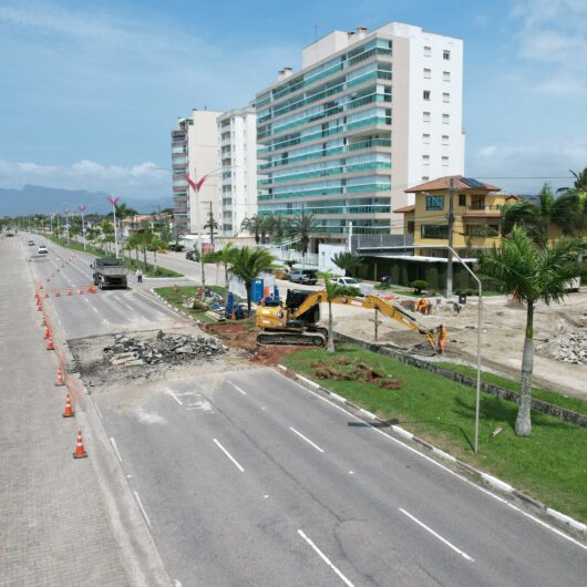 Implantação de sistema de drenagem na orla da praia, no Aruan avança para pista sentido centro de Caraguatatuba