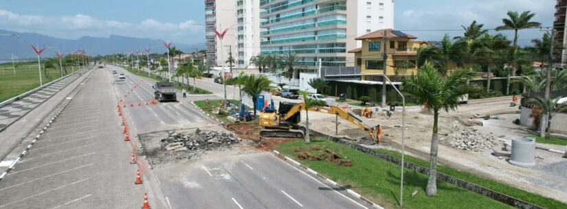 Implantação de sistema de drenagem na orla da praia, no Aruan avança para pista sentido centro de Caraguatatuba