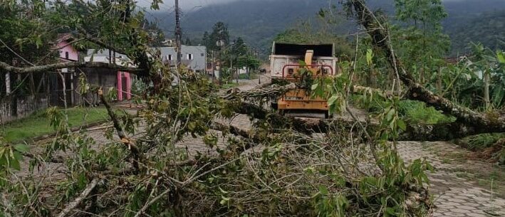 Prefeitura faz rescaldo de limpeza na cidade, após ventos fortes da semana passada