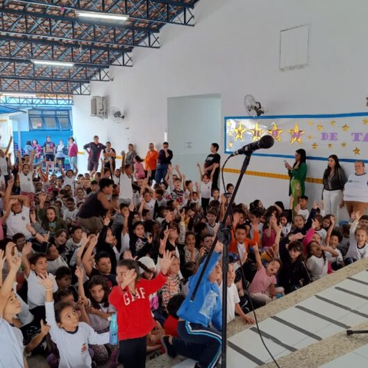 Projeto “Caraguá tem contos” visita escolas municipais