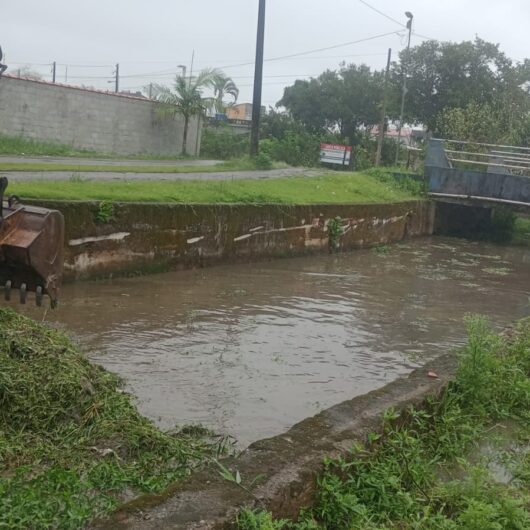 Prefeitura de Caraguatatuba faz limpeza do rio Ipiranguinha para melhorar a drenagem e evitar alagamentos