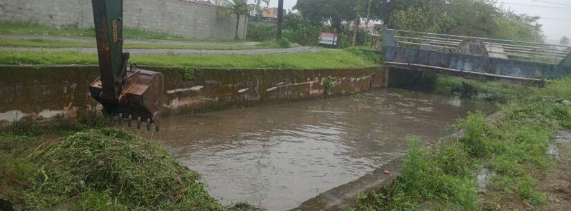 Prefeitura de Caraguatatuba faz limpeza do rio Ipiranguinha para melhorar a drenagem e evitar alagamentos