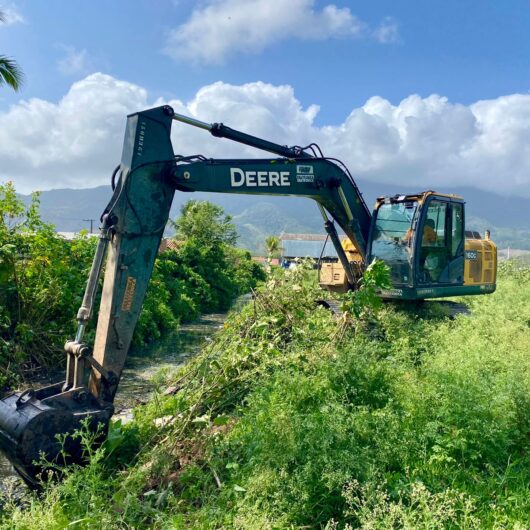 Prefeitura de Caraguatatuba intensifica limpeza de rios em toda a cidade para melhorar a drenagem e evitar alagamentos