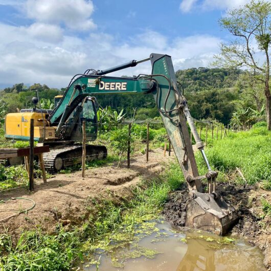 Prefeitura de Caraguatatuba limpa valas de drenagem da região Sul para as chuvas de verão