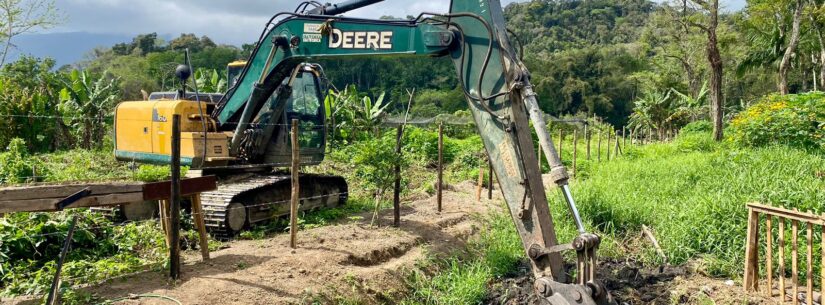 Prefeitura de Caraguatatuba limpa valas de drenagem da região Sul para as chuvas de verão