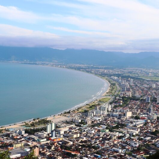 Caraguatatuba, a capital do litoral Norte de São Paulo, passou a figurar entre os destinos turísticos promovidos pelo Consórcio de Integração Sul e Sudeste (COSUD) nos novos roteiros turísticos, lançados oficialmente durante a Festuris, em Gramado (RS), no último final de semana. O COSUD, criado em 2019, reúne sete estados do Sul e Sudeste brasileiro: São Paulo, Rio de Janeiro, Espírito Santo, Minas Gerais, Rio Grande do Sul, Paraná e Santa Catarina. Tem o objetivo de fomentar o desenvolvimento regional através do turismo, além de outras áreas estratégicas como cultura, meio ambiente e inovação. Através da parceria entre os governos estaduais e o apoio de parceiros locais, o consórcio formata um catálogo de roteiros turísticos que valoriza a diversidade cultural, histórica e natural dos estados, atraindo tanto o público nacional quanto internacional. Entre as atrações de Caraguatatuba destacadas no novo guia, está o Morro Santo Antônio, famoso pela vista panorâmica e ideal para voo livre, e as praias, que proporcionam experiências ligadas ao ecoturismo e esportes aquáticos. Para o secretário de turismo, Rodrigo Tavano, estar neste roteiro é divulgar cada vez mais Caraguatatuba como destino turístico, aumentando sua visibilidade e estimulando o desenvolvimento turístico regional.