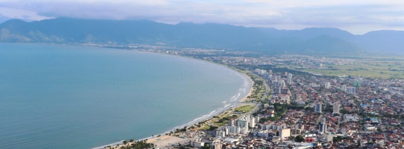 Caraguatatuba, a capital do litoral Norte de São Paulo, passou a figurar entre os destinos turísticos promovidos pelo Consórcio de Integração Sul e Sudeste (COSUD) nos novos roteiros turísticos, lançados oficialmente durante a Festuris, em Gramado (RS), no último final de semana. O COSUD, criado em 2019, reúne sete estados do Sul e Sudeste brasileiro: São Paulo, Rio de Janeiro, Espírito Santo, Minas Gerais, Rio Grande do Sul, Paraná e Santa Catarina. Tem o objetivo de fomentar o desenvolvimento regional através do turismo, além de outras áreas estratégicas como cultura, meio ambiente e inovação. Através da parceria entre os governos estaduais e o apoio de parceiros locais, o consórcio formata um catálogo de roteiros turísticos que valoriza a diversidade cultural, histórica e natural dos estados, atraindo tanto o público nacional quanto internacional. Entre as atrações de Caraguatatuba destacadas no novo guia, está o Morro Santo Antônio, famoso pela vista panorâmica e ideal para voo livre, e as praias, que proporcionam experiências ligadas ao ecoturismo e esportes aquáticos. Para o secretário de turismo, Rodrigo Tavano, estar neste roteiro é divulgar cada vez mais Caraguatatuba como destino turístico, aumentando sua visibilidade e estimulando o desenvolvimento turístico regional.