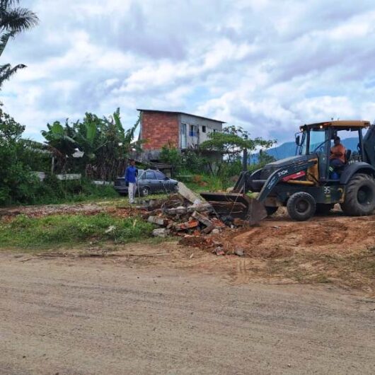 Prefeitura de Caraguatatuba impede tentativa de invasão de área pública no bairro Golfinhos