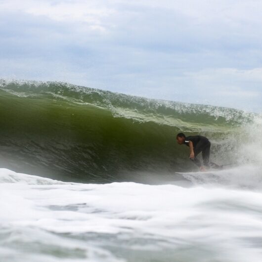 Massaguaçu vive dias de “Pipeline” com chegada de ondas tubulares