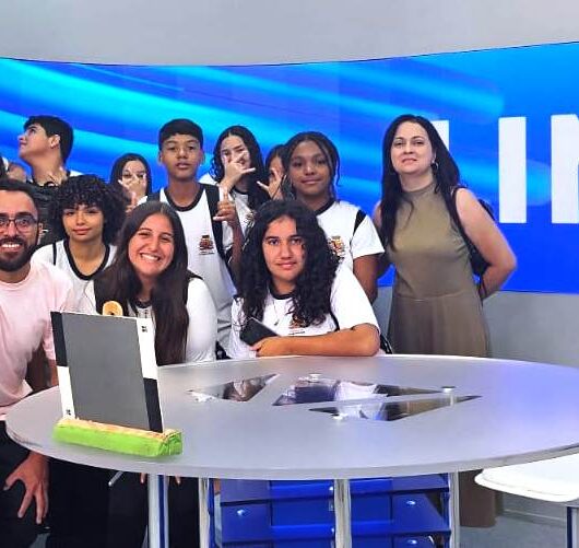 Alunos do 9º ano da EMEF Professora Antonia Antunes Arouca visitam sede da TV Vanguarda em São José dos Campos