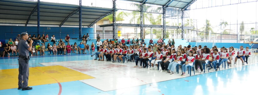 Alunos do 5º ano do CIEFI Professora Adolfina Leonor Soares dos Santos participam de formatura do Proerd