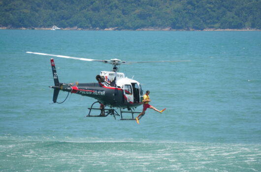 Bombeiros e PM realizam treinamento com helicóptero Águia em Caraguatatuba