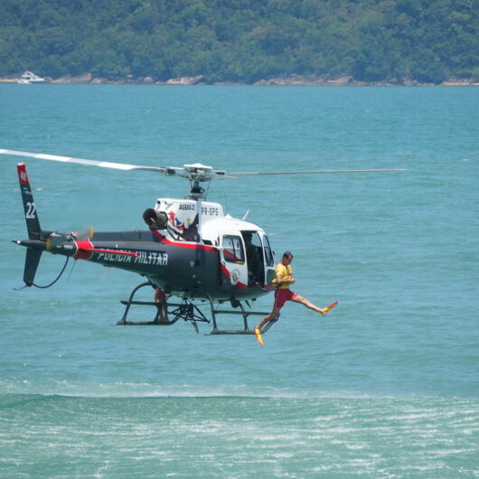 Bombeiros e PM realizam treinamento com helicóptero Águia em Caraguatatuba