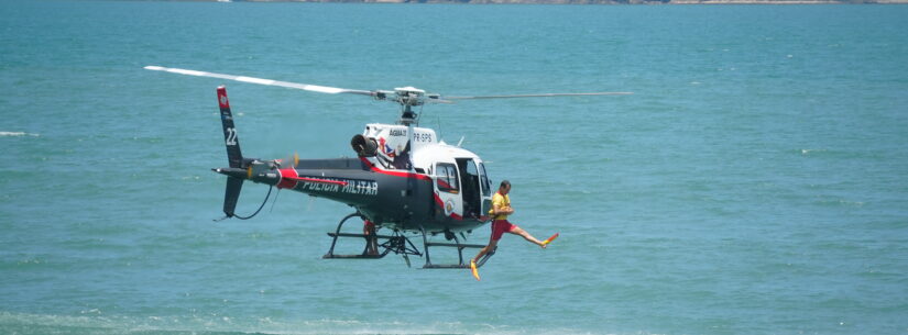 Bombeiros e PM realizam treinamento com helicóptero Águia em Caraguatatuba