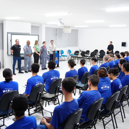 Alunos da Guarda-Mirim recebem certificado do projeto “Bombeiro na Escola”