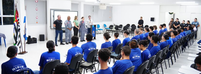 Alunos da Guarda-Mirim recebem certificado do projeto “Bombeiro na Escola”