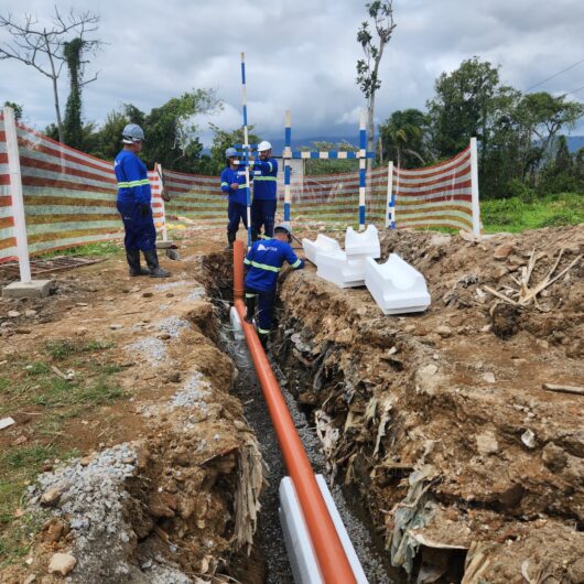 Obras de esgoto são executadas nos bairros Golfinhos, Morro do Chocolate, Capricórnio e Massaguaçu