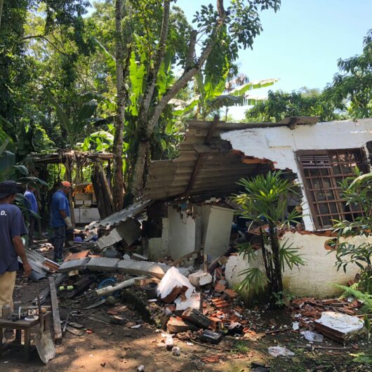 Em apoio à Polícia Ambiental, Prefeitura de Caraguatatuba demole construção irregular no Massaguaçu