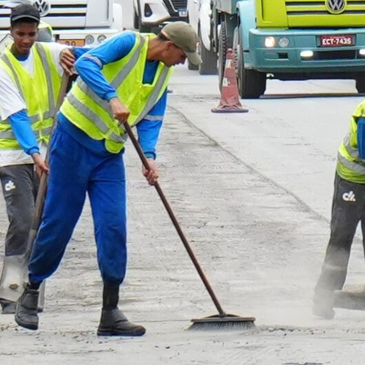 Obras de taludes na SP-55, em Caraguatatuba, estão suspensas temporariamente para desafogar trânsito