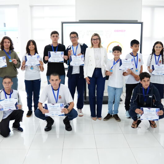 Alunos da rede municipal recebem medalhas pelo desempenho na Olimpíada Brasileira de Astronomia e Astronáutica