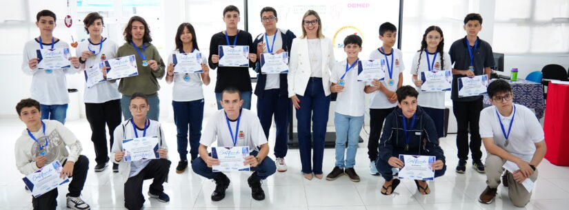 Alunos da rede municipal recebem medalhas pelo desempenho na Olimpíada Brasileira de Astronomia e Astronáutica