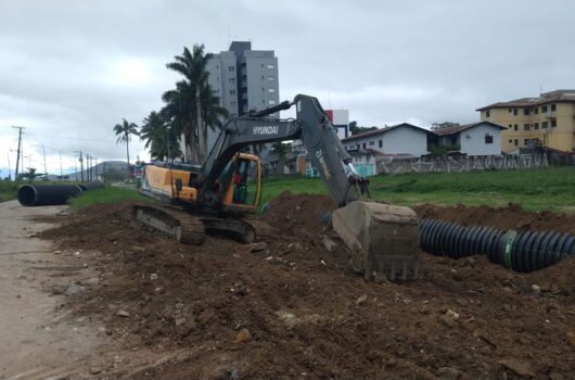 Prefeitura de Caraguatatuba prossegue no assentamento de tubos de drenagem no bairro Massaguaçu