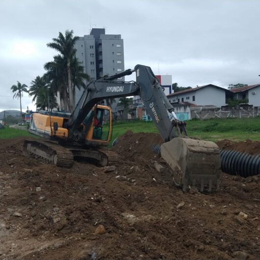 Prefeitura de Caraguatatuba prossegue no assentamento de tubos de drenagem no bairro Massaguaçu