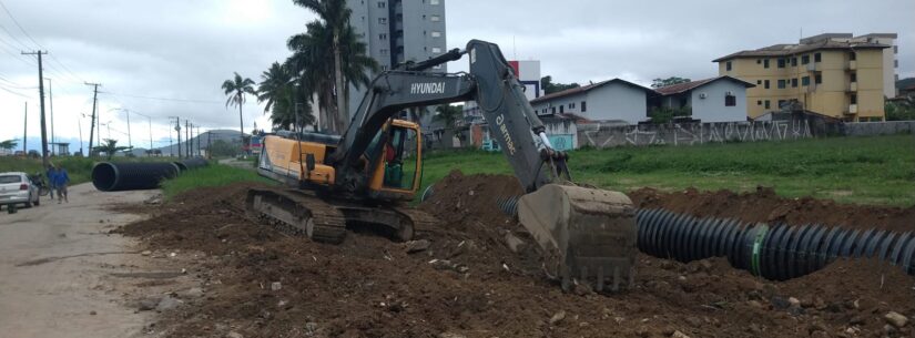 Prefeitura de Caraguatatuba prossegue no assentamento de tubos de drenagem no bairro Massaguaçu