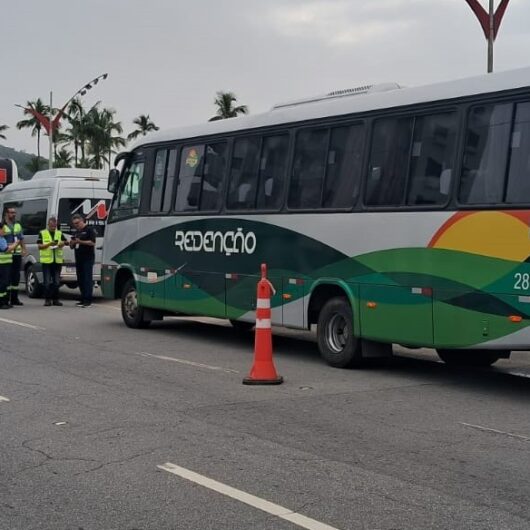 Prefeitura de Caraguatatuba fiscaliza transporte clandestino de passageiros