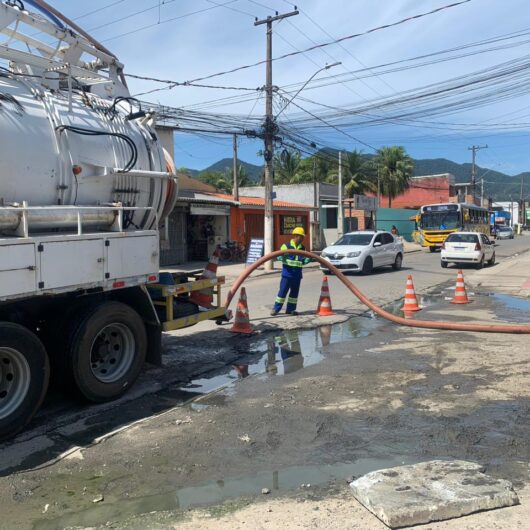 Governo Municipal de Caraguatatuba atua na desobstrução de galeria de águas pluviais no Perequê-Mirim