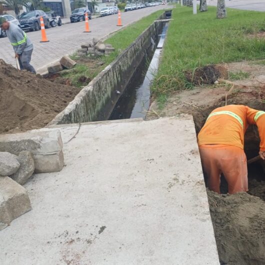 Prefeitura de Caraguatatuba repara trecho da Avenida Geraldo Nogueira após erosão provocada pela chuva