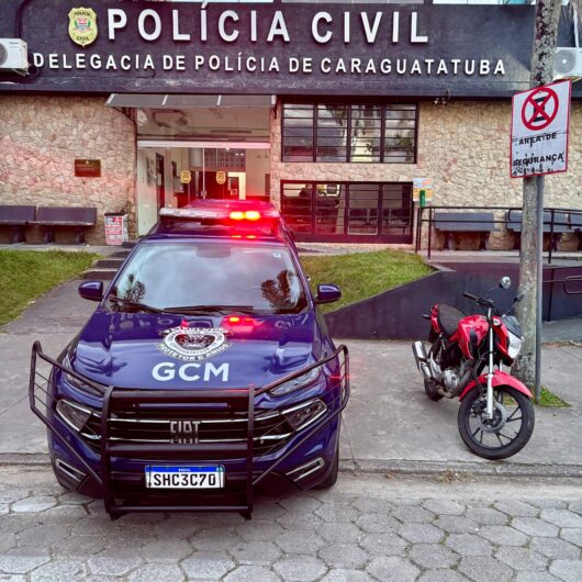 Guarda Municipal de Caraguatatuba localiza motocicleta furtada em terreno baldio no Travessão