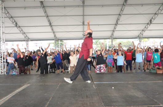 “Aulão” gratuito de ginástica e dança reúne quase 200 pessoas no Centro