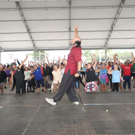 “Aulão” gratuito de ginástica e dança reúne quase 200 pessoas no Centro