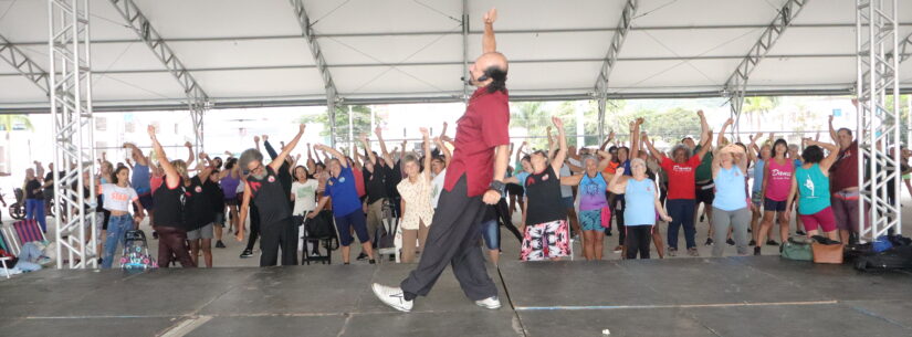 “Aulão” gratuito de ginástica e dança reúne quase 200 pessoas no Centro