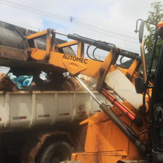 Prefeitura de Caraguatatuba promove mutirão de limpeza “Bota Fora” nos bairros Olaria e Casa Branca