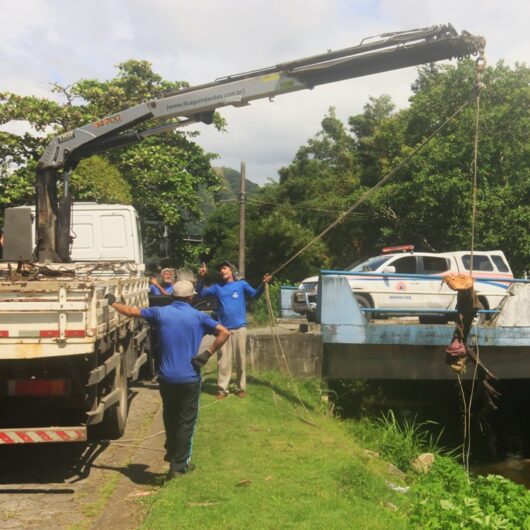 Prefeitura de Caraguatatuba remove galhos para melhora da drenagem de avenida próxima ao Rio Guaxinduba