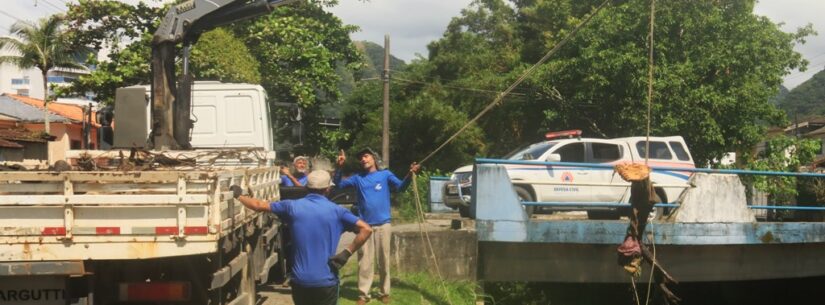 Prefeitura de Caraguatatuba remove galhos para melhora da drenagem de avenida próxima ao Rio Guaxinduba