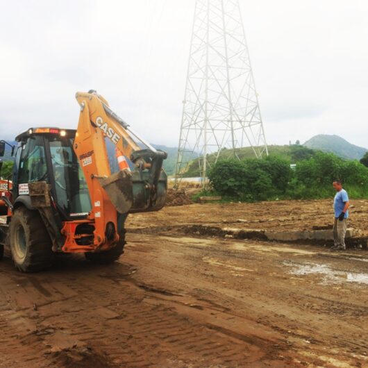 Prefeitura de Caraguatatuba atende moradores e limpa local de descarte irregular no Jardim Jaqueira