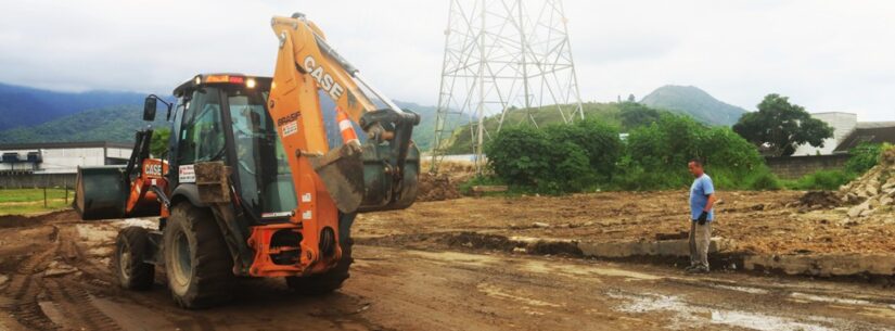 Prefeitura de Caraguatatuba atende moradores e limpa local de descarte irregular no Jardim Jaqueira