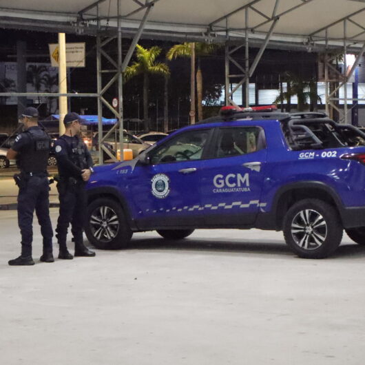 Motociclista atropela duas pessoas e é preso após perseguição da Guarda Civil em Caraguatatuba