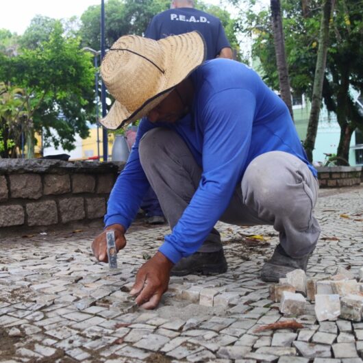 Praça Cândido Mota recebe obras de manutenção do mosaico português