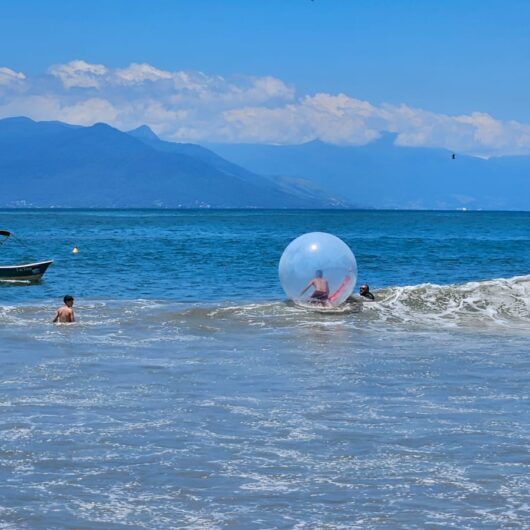 Governo Municipal fiscaliza praias, comércios e transportes de turismo de um dia em Caraguatatuba