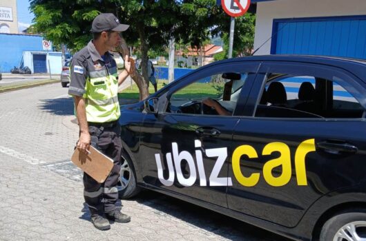 Empresa de aplicativo de transporte inunda postes de Caraguatatuba com propaganda irregular e receberá multa alta