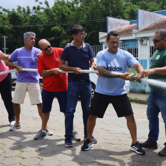 Professores e funcionários de unidade escolar municipal do Massaguaçu passam por treinamento de Brigada de Incêndio