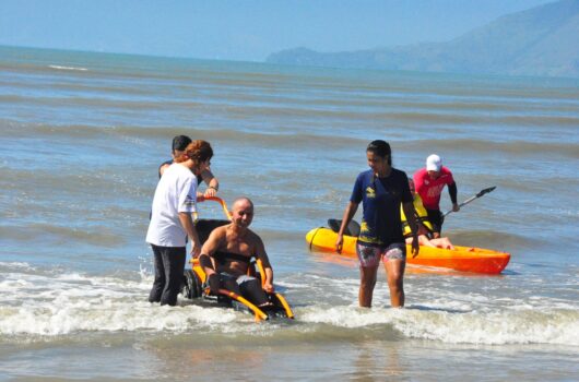 Praia Acessível é opção para idosos e PcD no Carnaval em Caraguatatuba