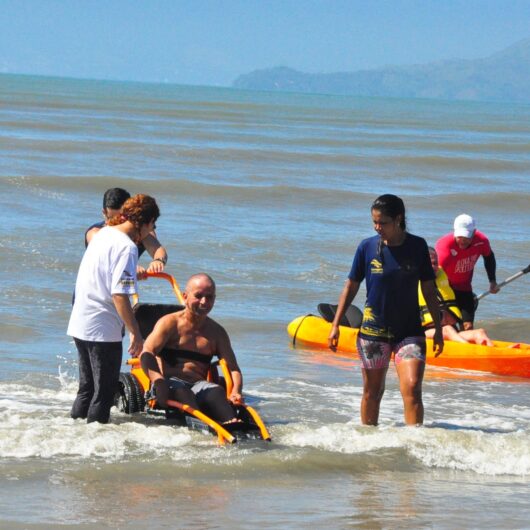 Praia Acessível é opção para idosos e PcD no Carnaval em Caraguatatuba