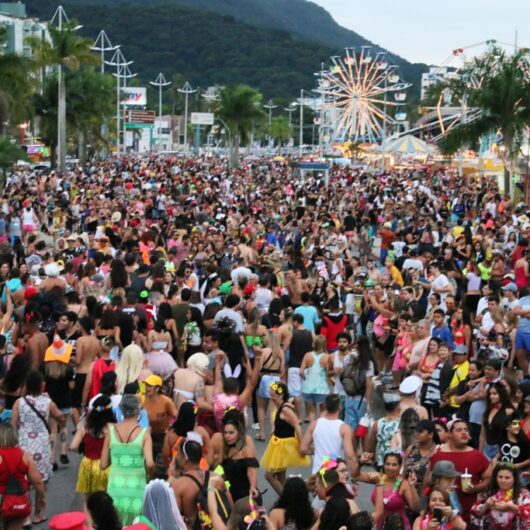 Domingo de Carnaval movimenta Caraguatatuba com desfile de seis blocos