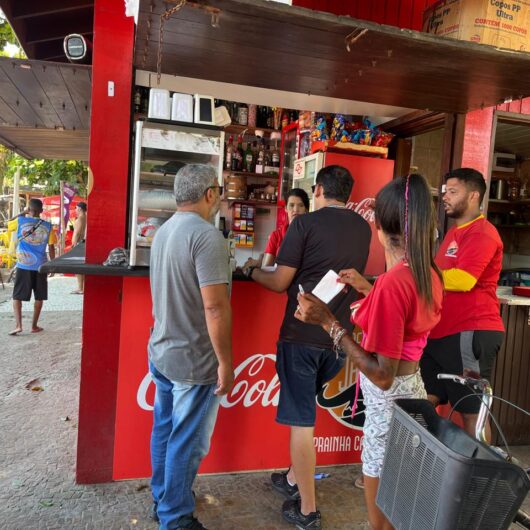 “Operação Castelinho de Areia” da Secretaria de Urbanismo notifica quiosques por ocupação irregular em Caraguatatuba